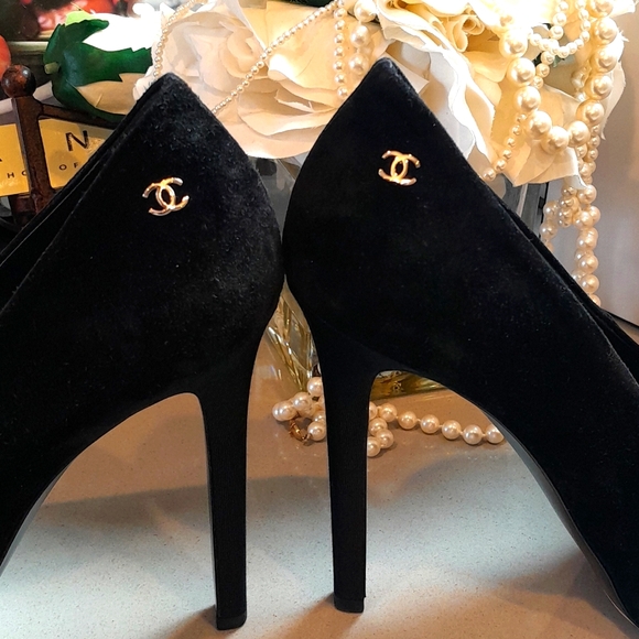 Authentic CHANEL Stunning Suede Gold CC Heels! - Picture 4 of 11